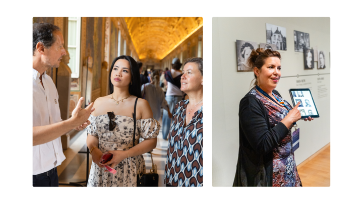 Une femme tient une tablette affichant des photos historiques dans le cadre d'une visite de musée, avec des portraits en noir et blanc sur le mur derrière elle.