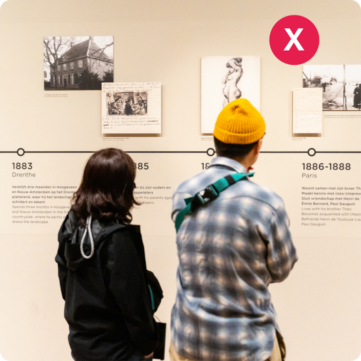 Des visiteurs dans un musée observent une frise chronologique présentant des œuvres d'art, des photographies et des textes présentant des événements et des personnages historiques de la fin du XIXe siècle.