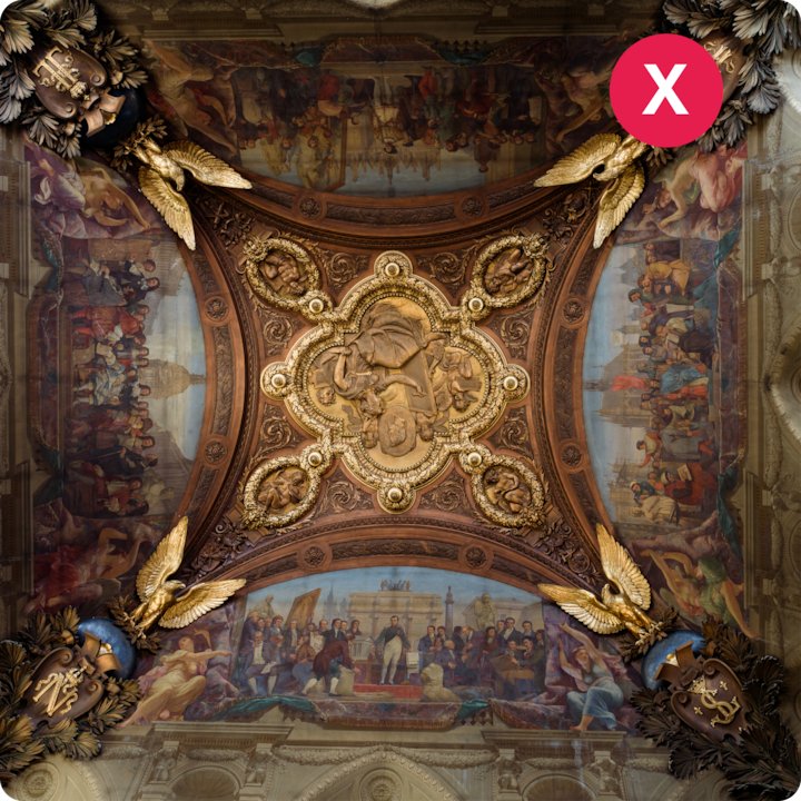 Un plafond de musée richement décoré avec des sculptures dorées, des peintures historiques et des sculptures d'aigle encadrant les coins.