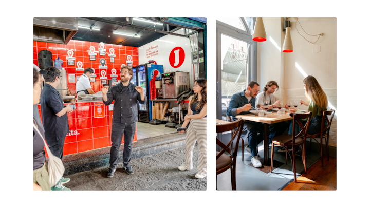 Une chaleureuse scène de repas en intérieur, trois personnes en pleine conversation étant assises à une table du café bien éclairé et dégustant du vin.
