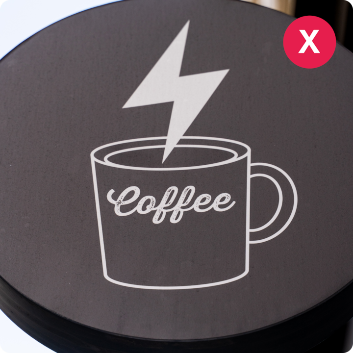 Une illustration simple représentant une tasse de café étiquetée « Coffee » avec un éclair au-dessus, évoquant une boisson puissante et stimulante.