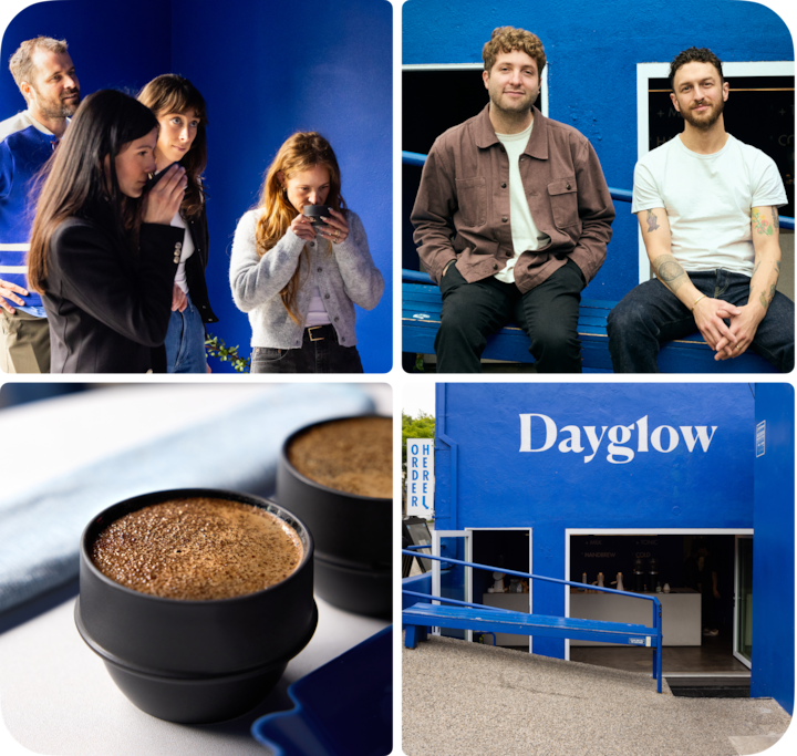 Gros plan sur deux tasses en céramique remplies de café mousseux, placées sur une surface blanche près d'une serviette bleue, évoquant une expérience de café chaleureux.