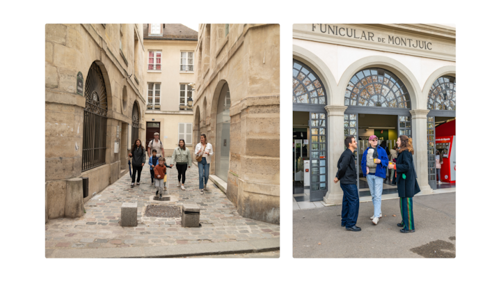 Un groupe de cinq personnes marche dans une rue pavée étroite dans un quartier historique avec des bâtiments en pierre beige et des portes arquées.