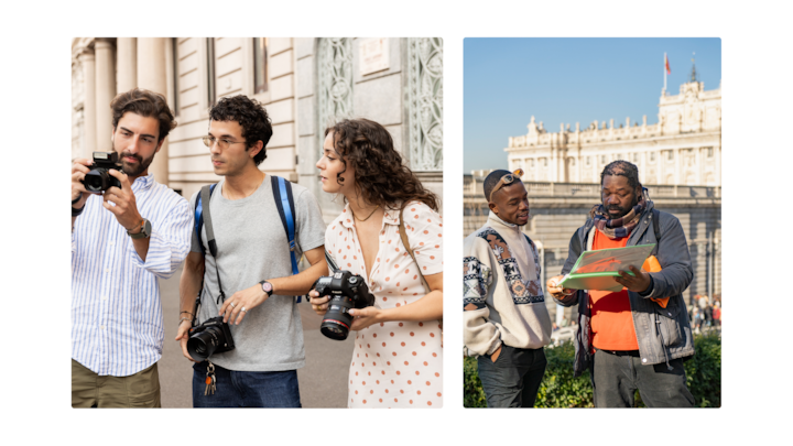 Scène d'exploration urbaine avec des groupes de touristes. Sur la gauche, trois personnes munies d'appareils photo se tiennent près de bâtiments historiques richement détaillés. À droite, deux personnes regardent une carte devant un palais lumineux et majestueux sous un ciel ensoleillé.