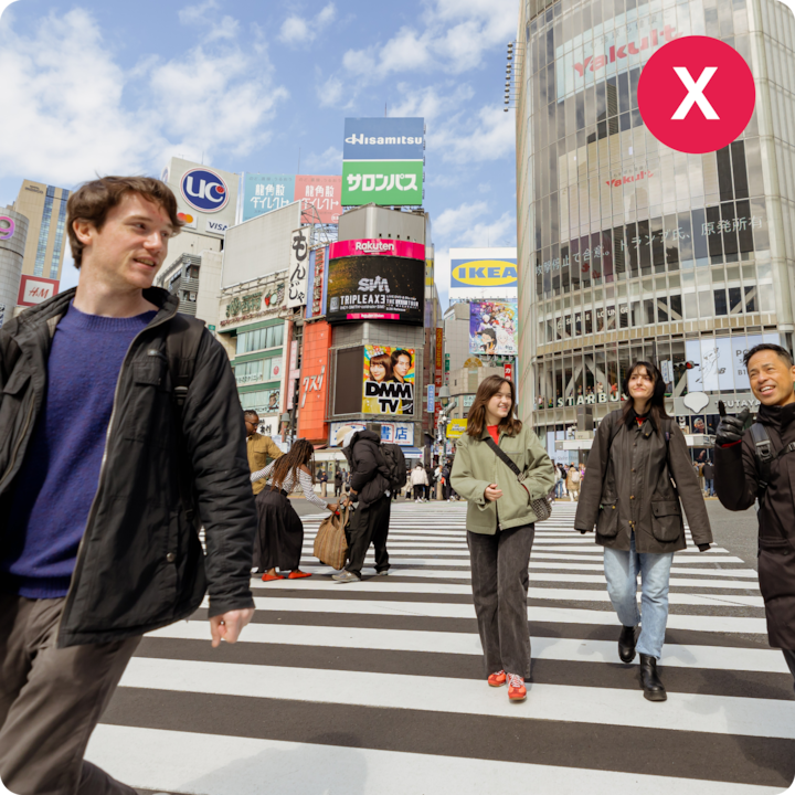 Une scène de rue animée au carrefour de Shibuya à Tokyo, montrant des panneaux d'affichage emblématiques, des piétons et l'atmosphère urbaine dynamique du quartier.