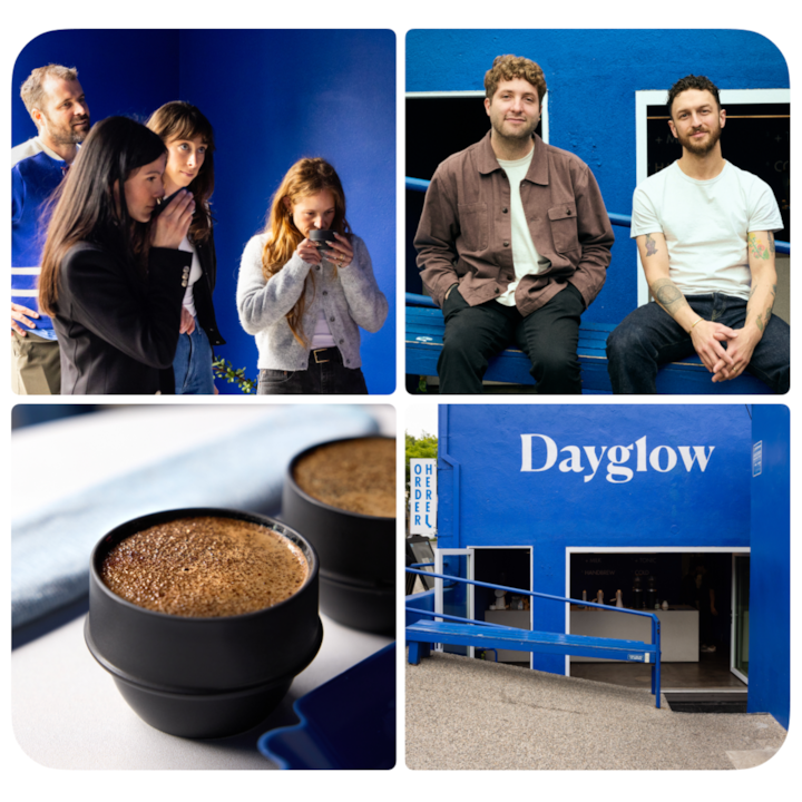 Une expérience autour du café mettant en scène des personnes dégustant des boissons, du café mousseux dans des tasses noires et la façade bleu vif du café « Dayglow » avec des places assises à l'extérieur.