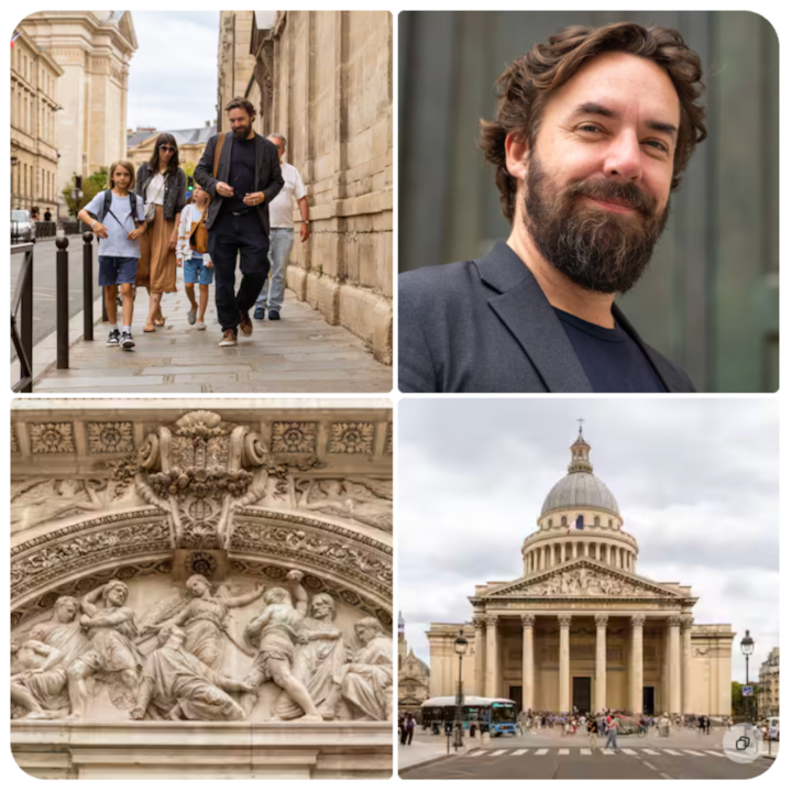 Un groupe d'adultes et d'enfants explorent un quartier en marchant le long d'une rue historique à côté d'un bâtiment en pierre orné.