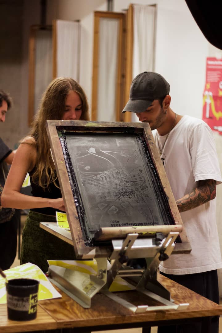 Stampa a mano un poster in edizione limitata a Casa Airbnb