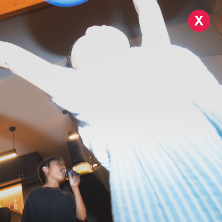 Une image très lumineuse avec une exposition excessive, montrant une personne avec les bras levés, illustrant une erreur d'éclairage à éviter.