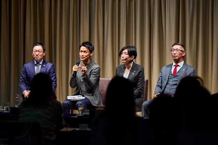 A professional event featuring a panel discussion on Airbnb Japan’s public policy initiatives, with speakers engaging the audience.