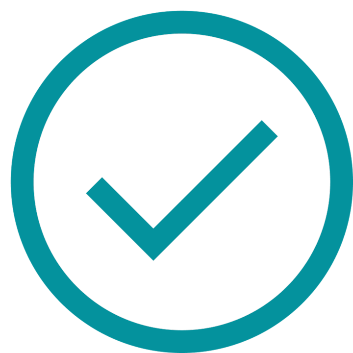 Una marca de verificación gruesa de color verde azulado dentro de un círculo que indica que un paso está completado o una opción está aprobada, y que coincide con el contexto de la reserva y los detalles del programa.