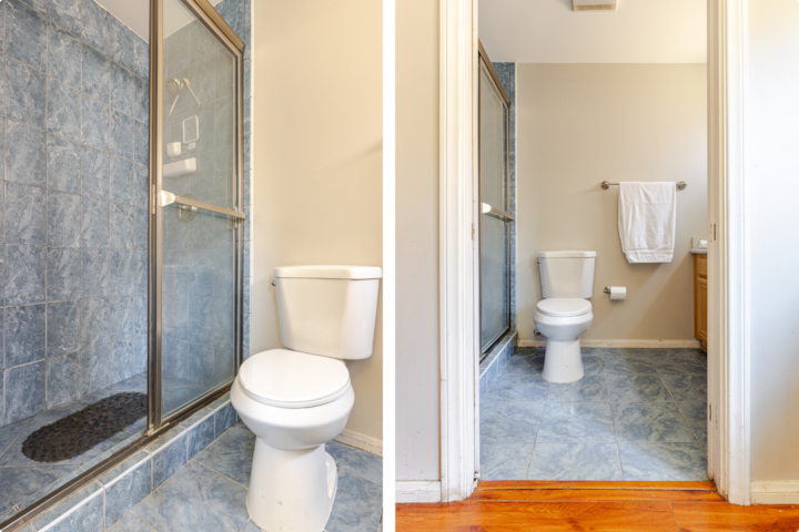 Une salle de bain compacte avec carrelage et faïence bleus, des toilettes blanches, une porte de douche en verre et une serviette suspendue à un porte-serviettes argenté.