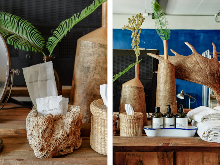 Un meuble de salle de bain d'inspiration naturelle avec des textures organiques, des éléments décoratifs en bois, de la végétation luxuriante et des articles de toilette haut de gamme soigneusement disposés pour créer une atmosphère à la fois apaisante et sophistiquée.