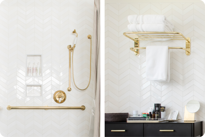 Une salle de bain luxueuse aux détails dorés, notamment une douche équipée d'une barre d'appui et une étagère pour les articles de toilette, ainsi qu'un porte-serviettes assorti sur lequel reposent des serviettes blanches pliées, au-dessus d'un meuble de toilette.