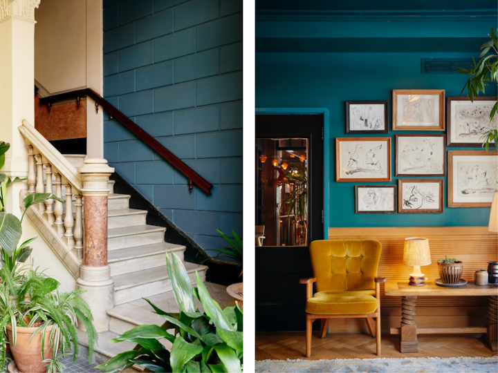 Deux parties de l'intérieur d'un hôtel : à gauche, un escalier en pierre avec des plantes et un mur bleu ; à droite, un coin salon aux murs bleu canard avec un fauteuil jaune, des meubles en bois et des croquis encadrés baignés d'un éclairage doux.