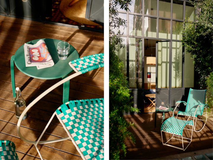 Deux chaises longues en tissu vert vif et une table assortie sur un patio en bois, le tout encadré de verdure et une porte vitrée menant à un intérieur confortable baigné d'une lumière douce.