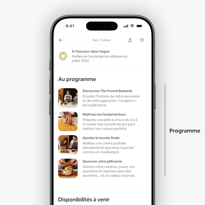 Gros plan sur l'écran d'un smartphone montrant le programme d'une expérience Airbnb pour un atelier de pâtisserie à Paris, avec des étapes comme la maîtrise de la pâte à choux, la touche finale au praliné et la dégustation de la création.
