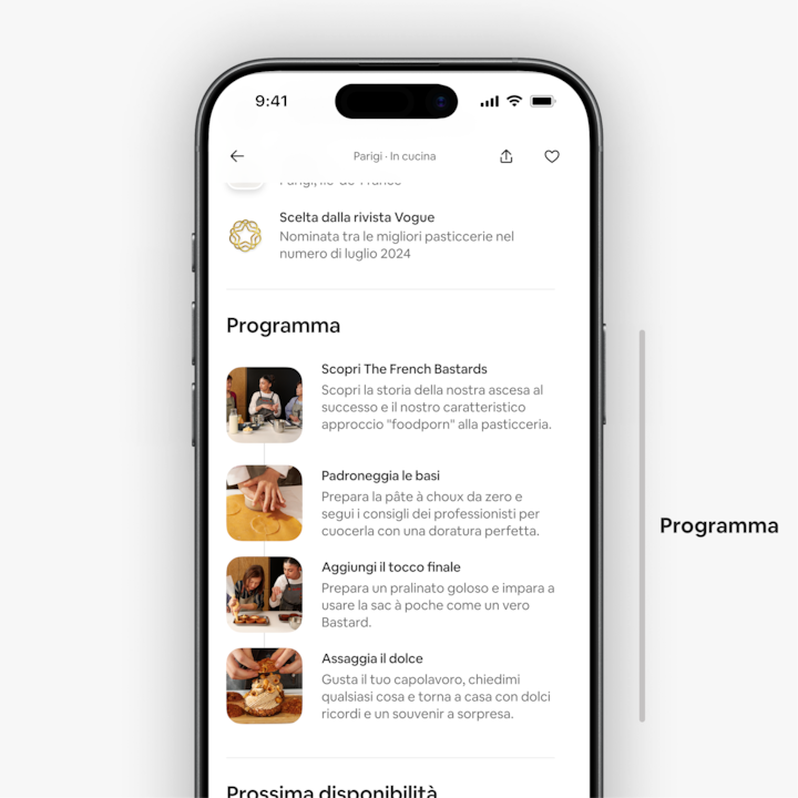 Primo piano dello schermo di uno smartphone che mostra il programma di un'Esperienza Airbnb, che consiste in una lezione di pasticceria a Parigi. Include tutti i passaggi, come imparare a preparare la pasta choux, decorare il dolce con le praline e assaggiare il prodotto finale.