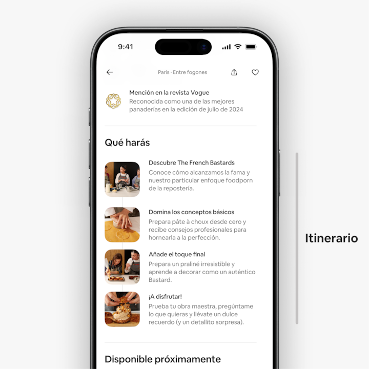 Un primer plano de la pantalla de un móvil que muestra el itinerario de una experiencia en Airbnb de una clase de elaboración de pasteles en París. Incluye pasos como dominar la pâte à choux, añadir toques finales de praliné y degustar el resultado.