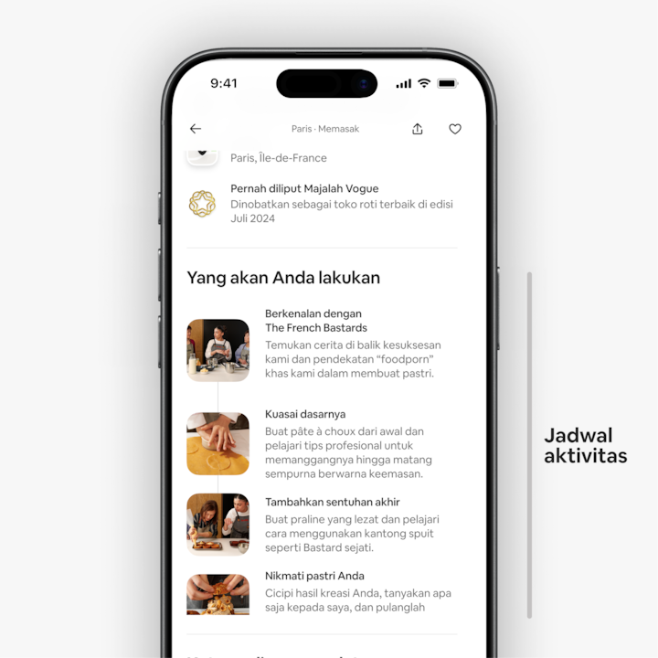 Foto close-up layar ponsel yang menampilkan jadwal pengalaman Airbnb untuk kelas membuat pastri di Paris, menampilkan langkah-langkah seperti menguasai cara pembuatan pâte à choux, menambahkan sentuhan akhir praline, dan mencicipi pastri yang sudah dibuat.