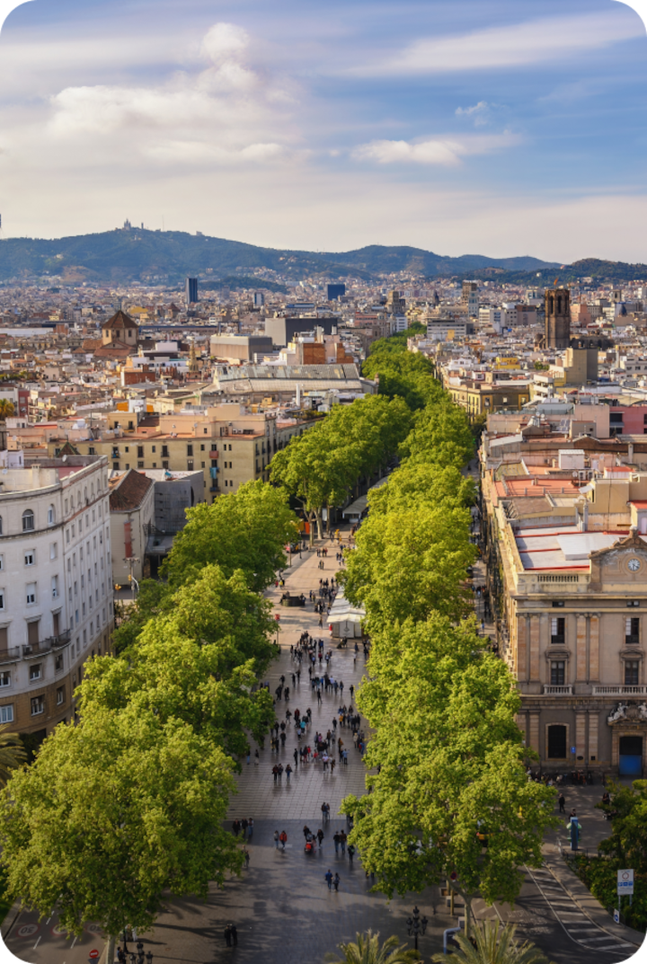 Une grande avenue piétonne bordée d'arbres à Barcelone. Texte superposé : « Étape 1 – Barcelone », avec une flèche vers la droite.