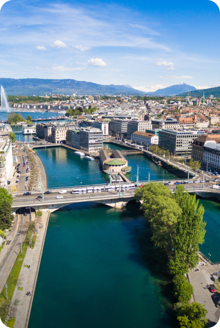 Vue aérienne de Genève avec le fleuve traversant la ville. Texte superposé : « Étape 3 – Genève », avec une flèche vers la droite.