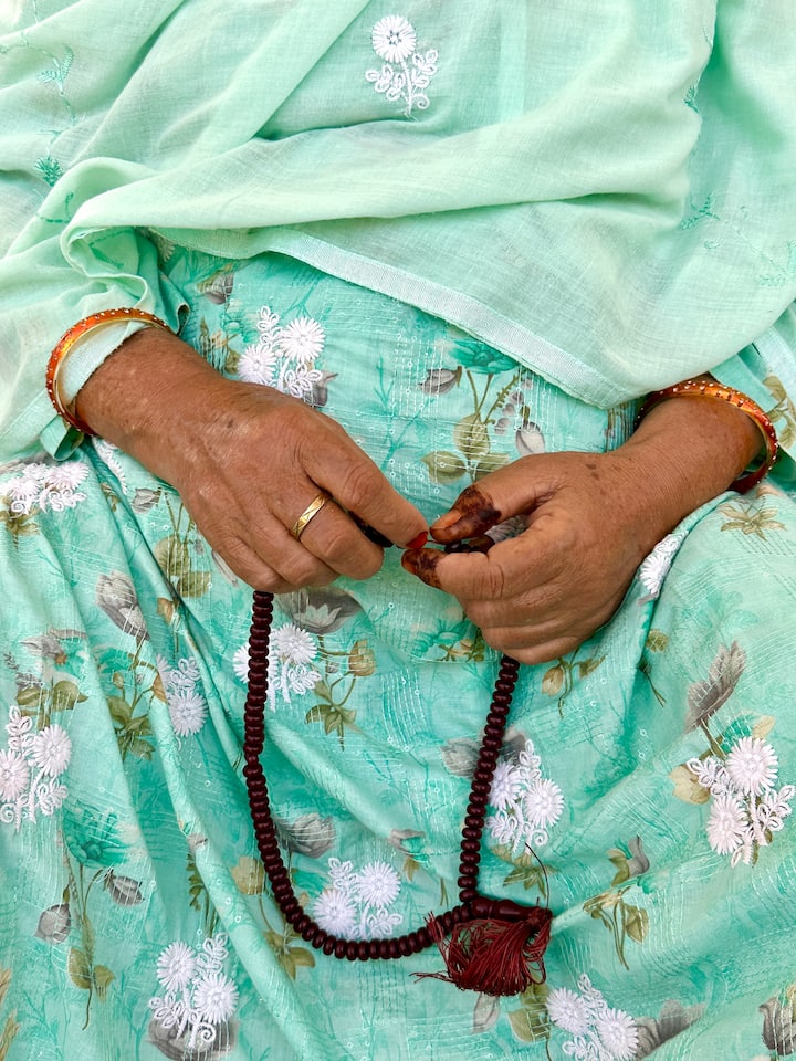 Saudi woman holding prayer beads