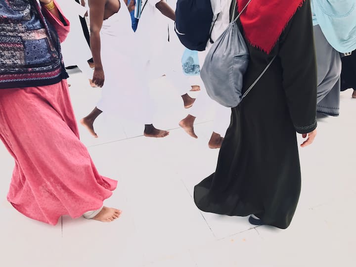  Pilgrims walking barefoot in Mecca