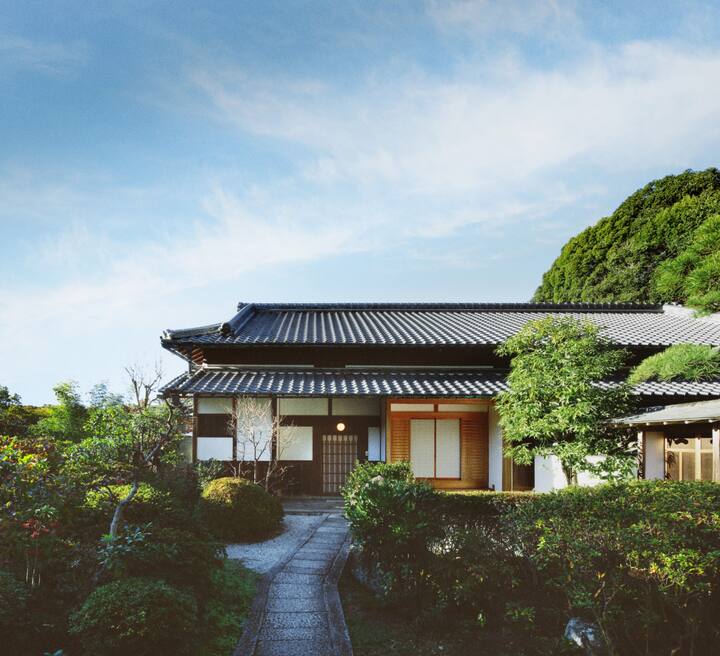 日本家屋と庭園の風景。Airbnb Japanの公共政策の取り組み連載企画一本目のビジュアル。