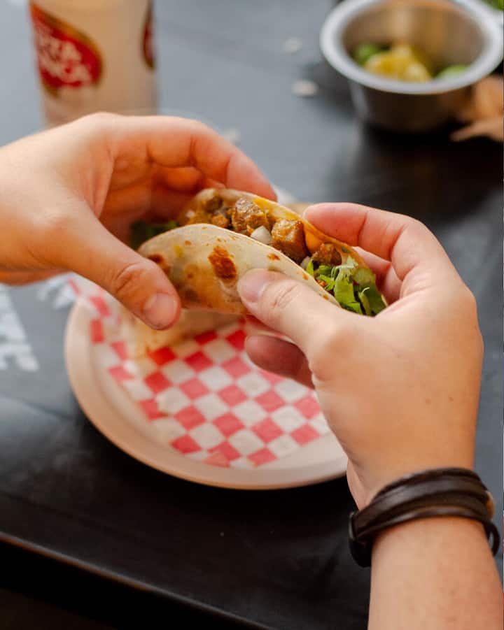Close de mãos segurando um taco macio