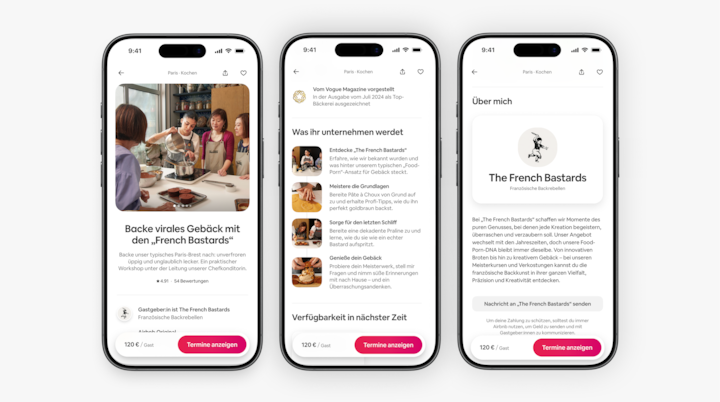 Drei Handybildschirme zeigen die Inseratsseite eines Erlebnisses auf Airbnb mit dem Titel „Backe virales Gebäck mit den French Bastards“, einschließlich Buttons für Einzelheiten, Bewertungen und Buchung.