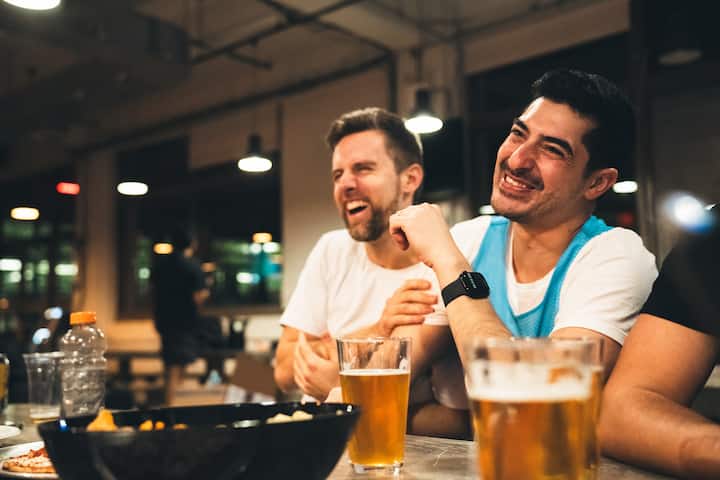 Des amis se retrouvent dans un bar de New York pour boire un verre et regarder ensemble un match de la FIFA