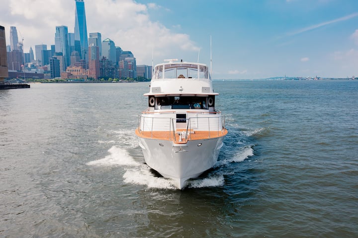 Expérience de croisière en bateau sur l'Hudson, avec la silhouette de New York en arrière-plan.