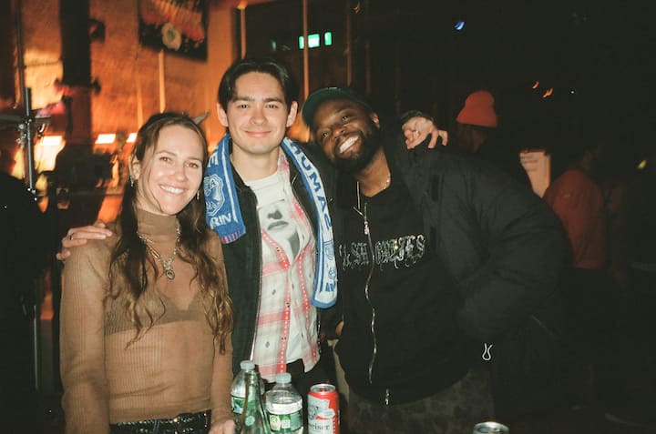 Dans un bar de New York, des amis en tenues street wear et avec des équipements de football passent du temps ensemble avant un match de la FIFA.