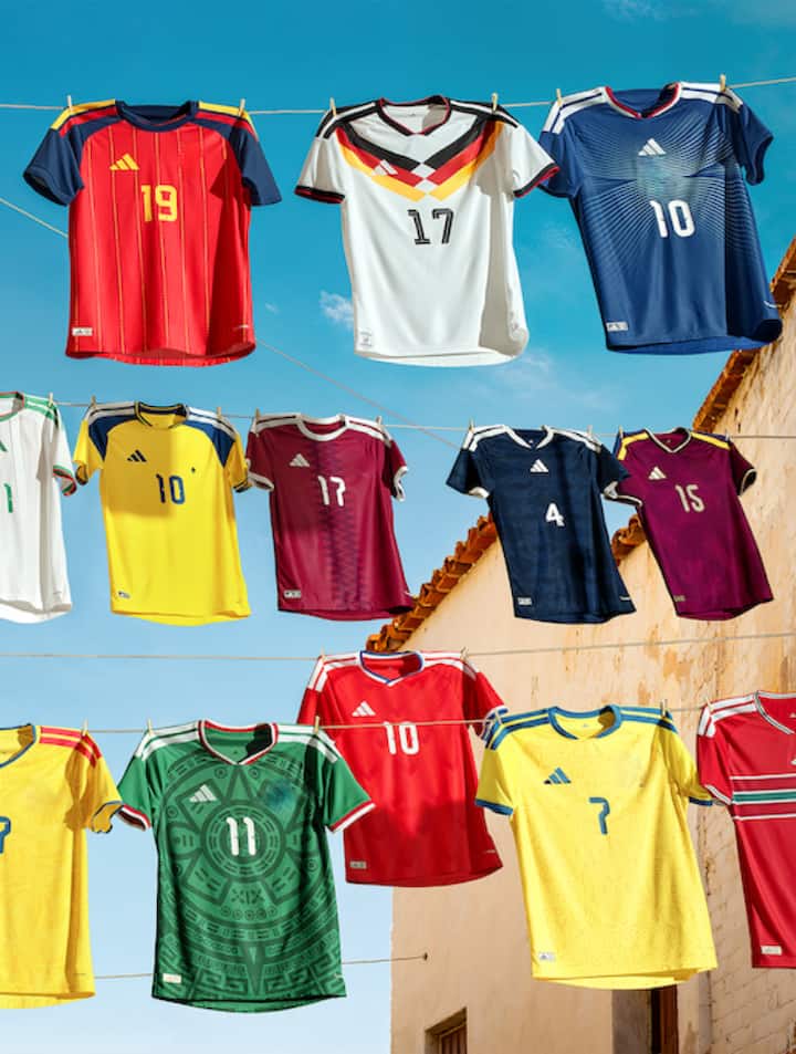 Divers maillots de la Coupe du Monde flottent au vent sur des cordes à linge.