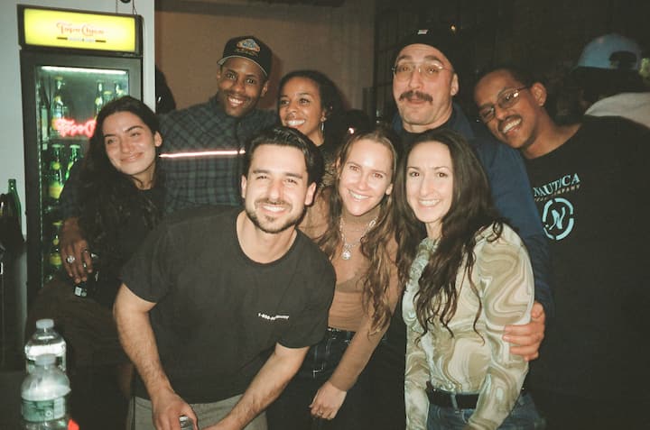 Des amis sont réunis dans un bar chaleureux de New York lors d'une soirée sur le thème de la FIFA.