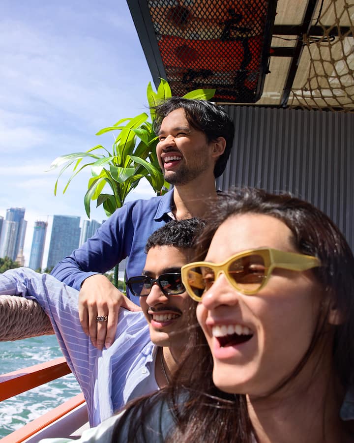 Des personnes bien habillées rient ensemble sur un bateau pendant une croisière.
