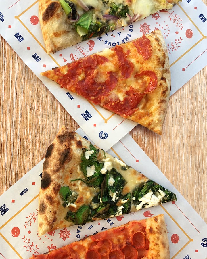 Une vue du dessus de quatre tranches de pizza différentes.