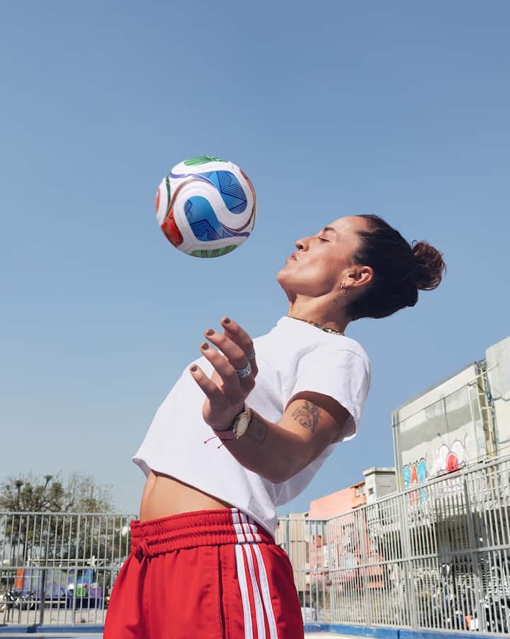 Fer Piña bloque un ballon de soccer avec sa poitrine.