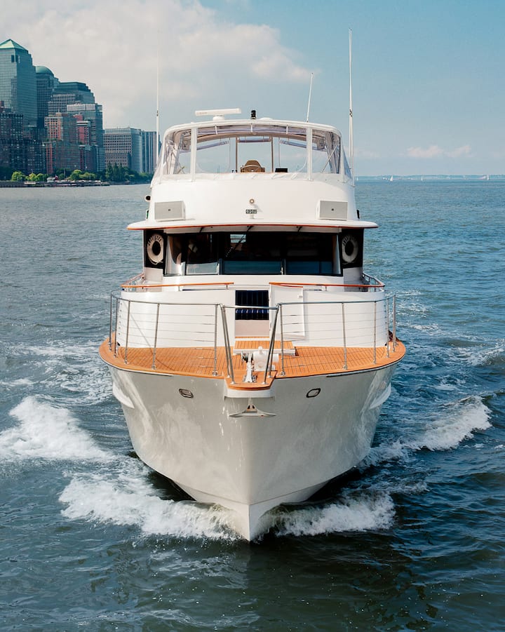 Une photo de face d'un bateau de croisière loué sur l'eau.