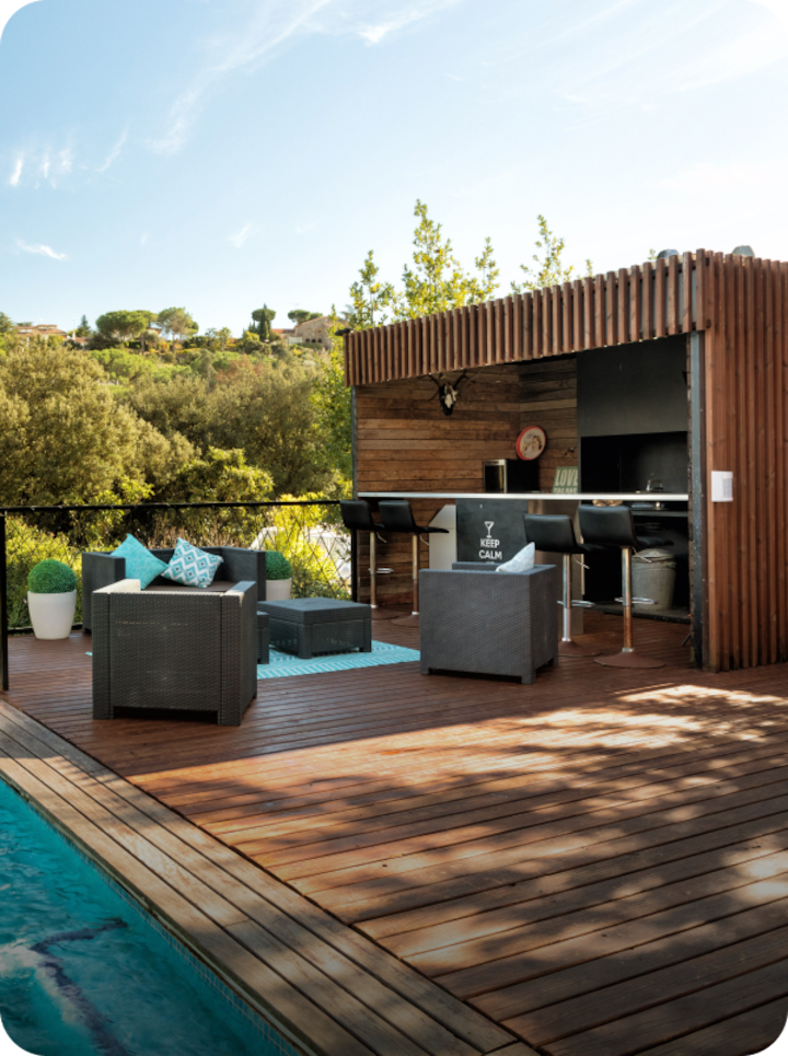 Une terrasse ensoleillée avec piscine à Granollers, avec la mention « Étape 3 Granollers » en bas à gauche et une flèche vers la droite.