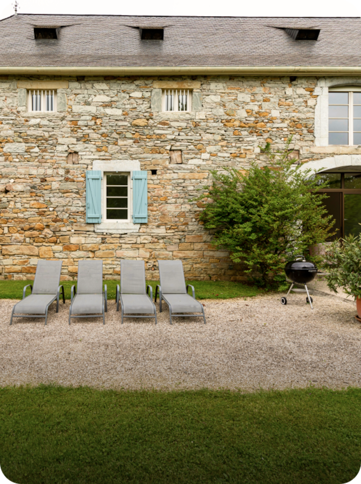 Une villa en pierre avec un jardin ensoleillé à Lannemezan, avec la mention « Étape 5 Lannemezan » en bas à gauche et une flèche vers la droite.