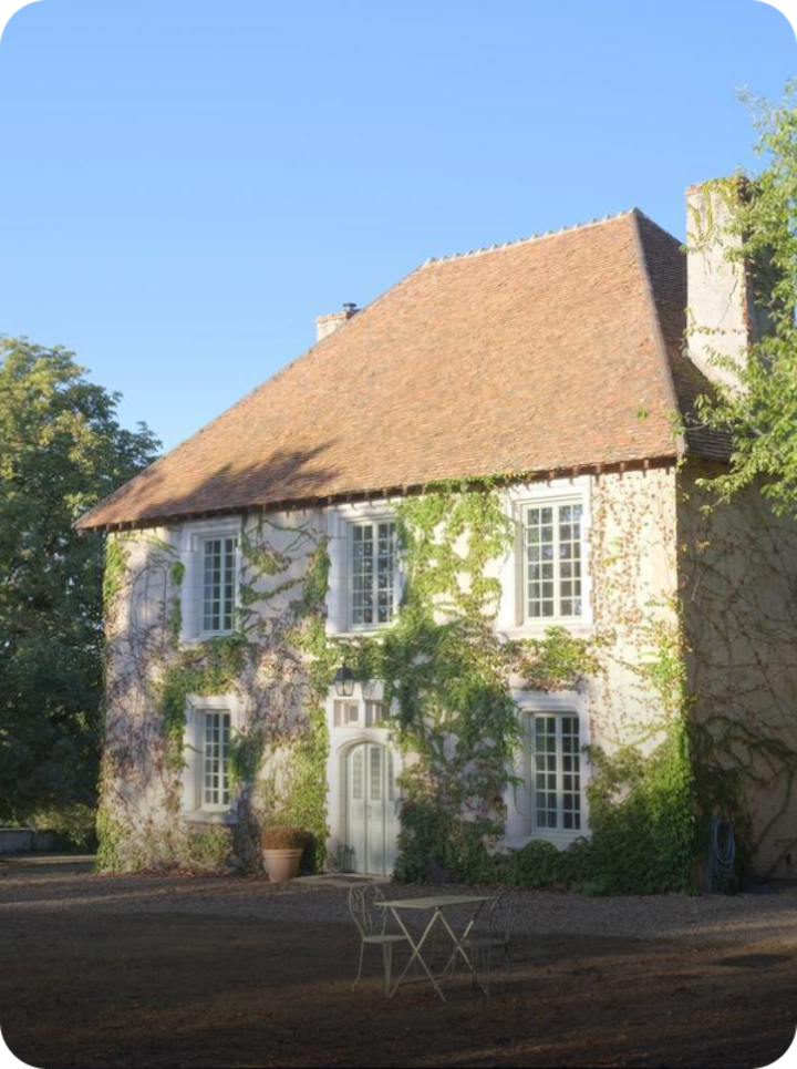 Une maison en pierre à Champagnole, avec la mention « Étape 15 Champagnole » en bas à gauche et une flèche vers la droite.