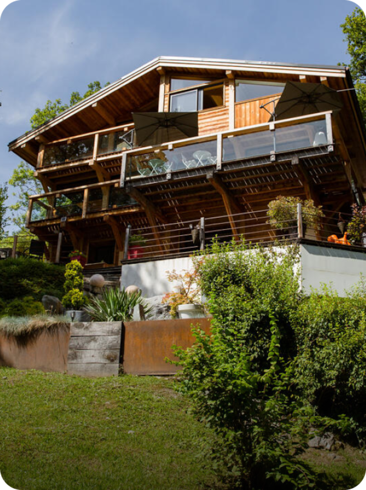 Un chalet donnant sur un jardin verdoyant à Évian-les-Bains, avec la mention « Étape 16 Évian-les-Bains » en bas à gauche et une flèche vers la droite.