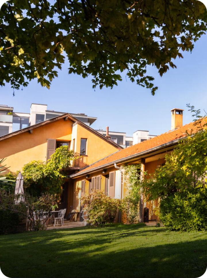 Une maison contemporaine à Chambéry, avec la mention « Étape 17 Chambéry » en bas à gauche et une flèche vers la droite.