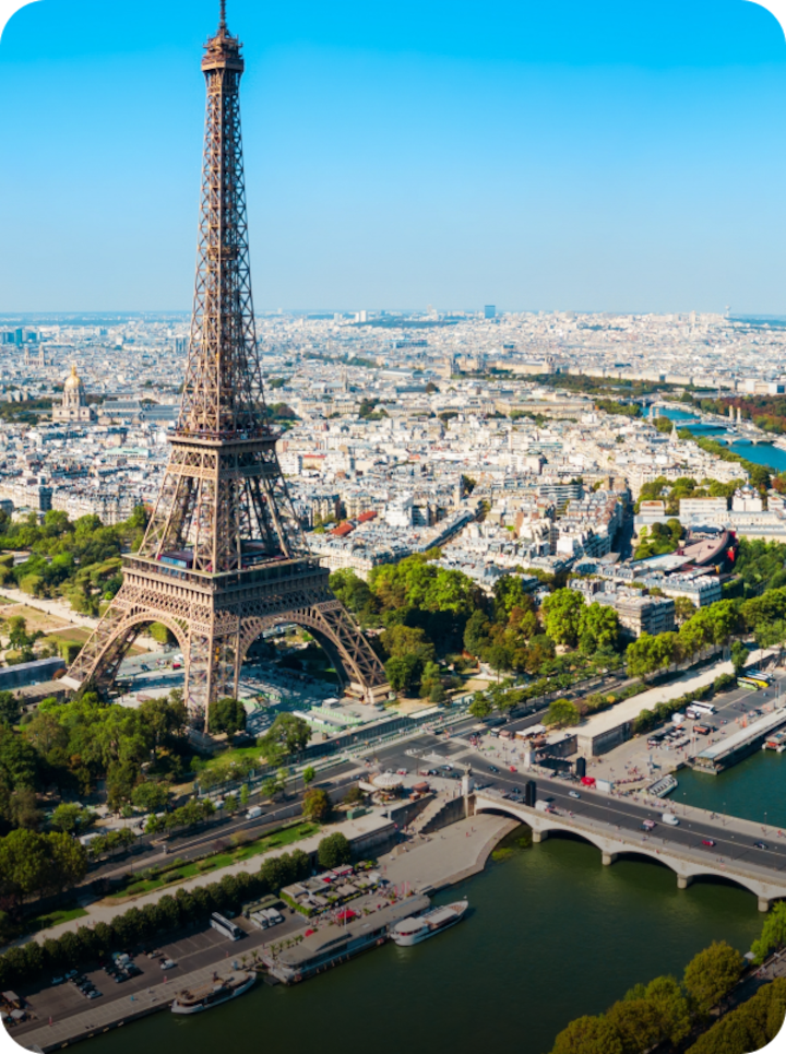 Vue aérienne de la tour Eiffel, avec la Seine qui serpente à ses pieds et vers la gauche. Texte superposé : « Arrivée - Paris », avec une flèche vers la droite.