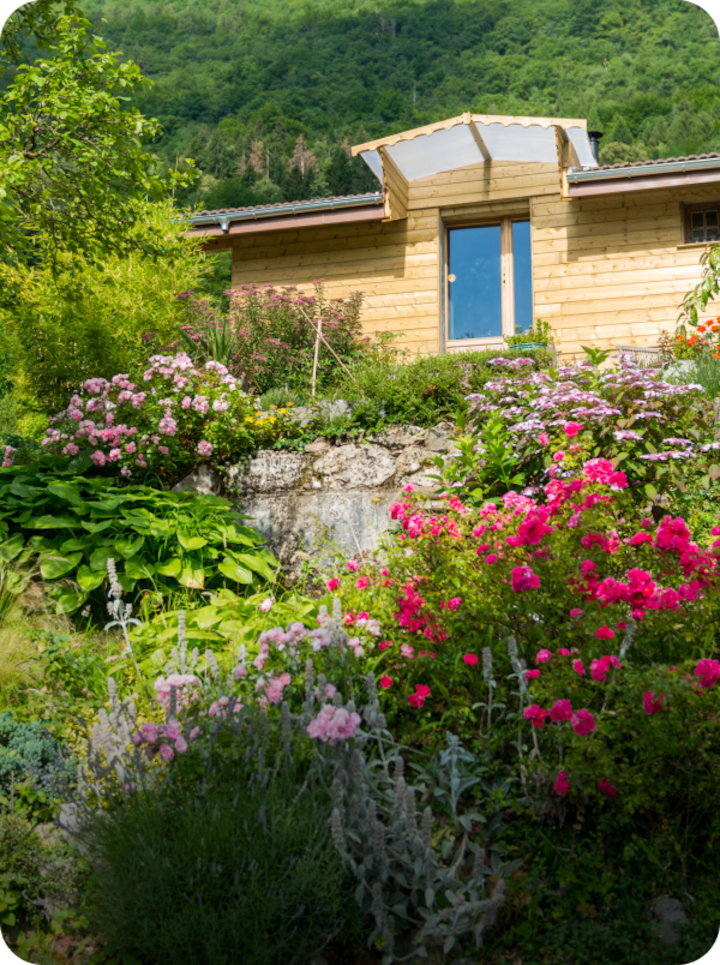 Une maison rustique à Genève et un jardin verdoyant au premier plan, avec la mention « Étape 3 Genève » en bas à gauche et une flèche vers la droite.