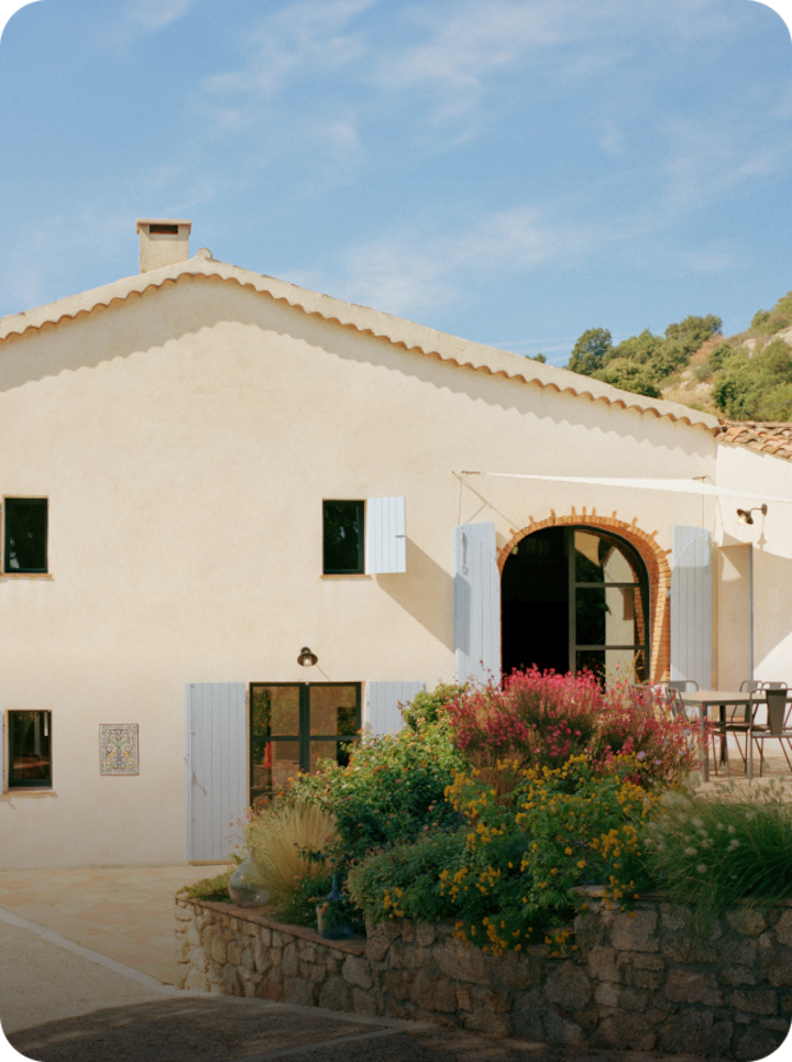 Une maison de style méditerranéen baignée de soleil, avec la mention « Étape 8 Sisteron » en bas à gauche et une flèche vers la droite.