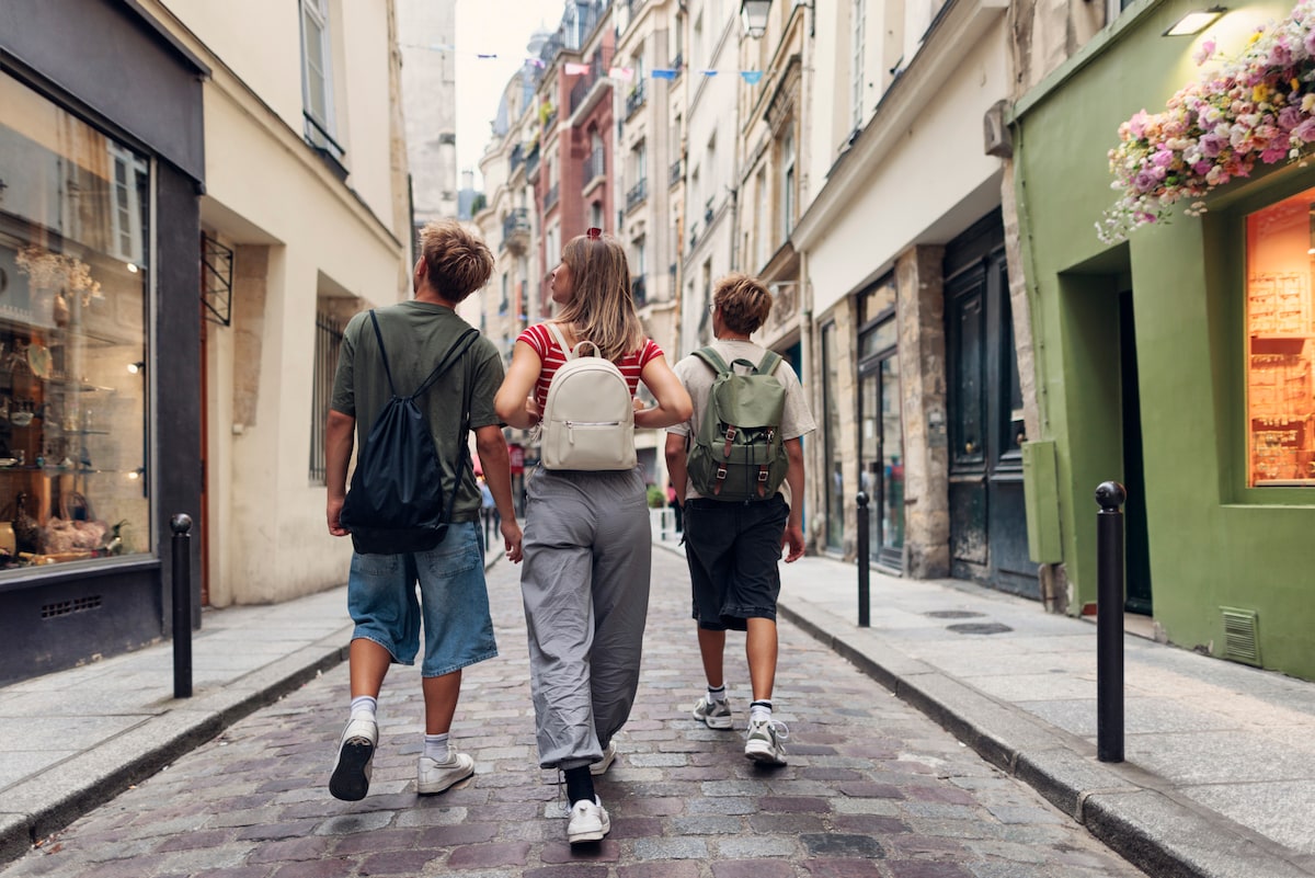 Friends on a guided walking tour in Paris 