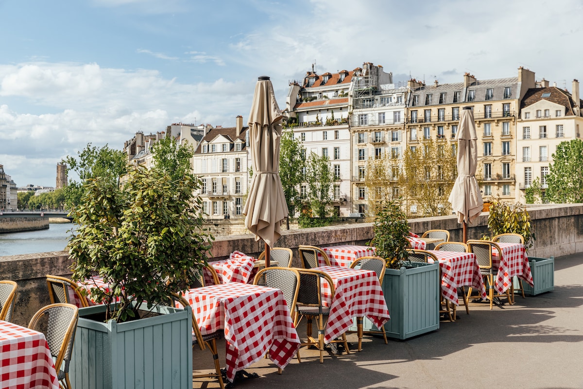 Dining in Paris